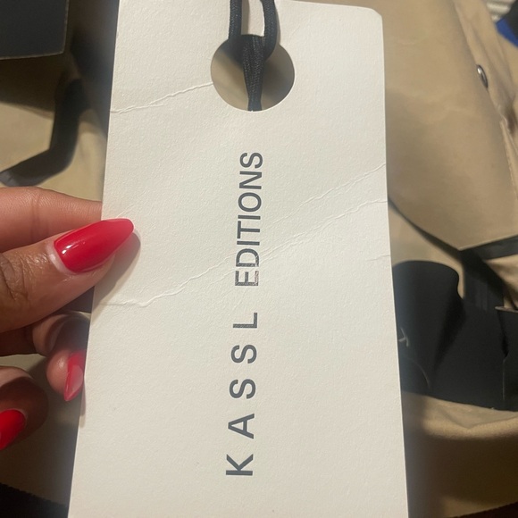 Classic Men's Tan Trench Coat - Picture 5 of 6